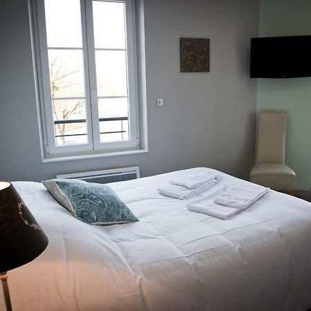 Logis Hotel Restaurant Le Relais Fleuri Vervins Bagian luar foto