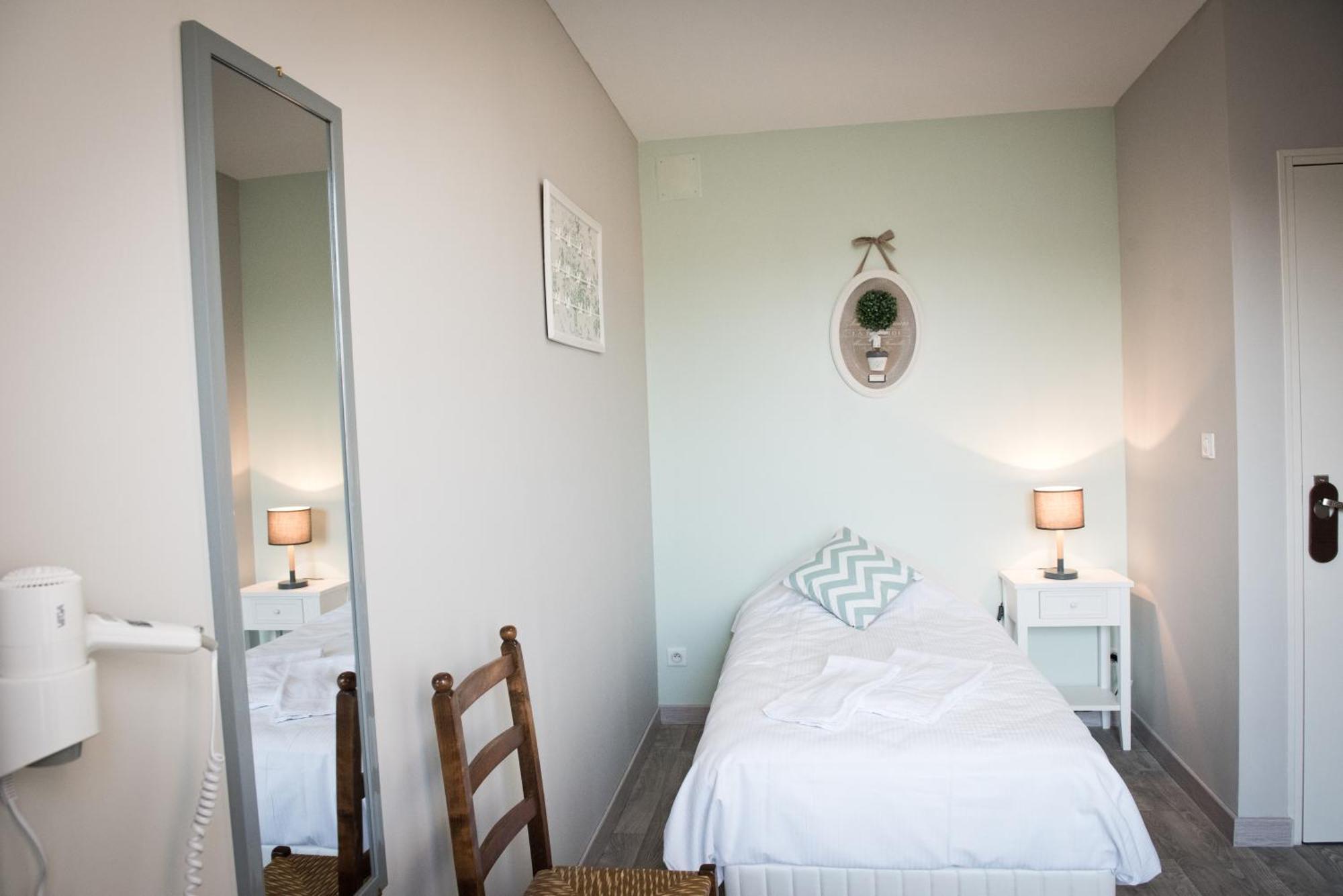 Logis Hotel Restaurant Le Relais Fleuri Vervins Bagian luar foto