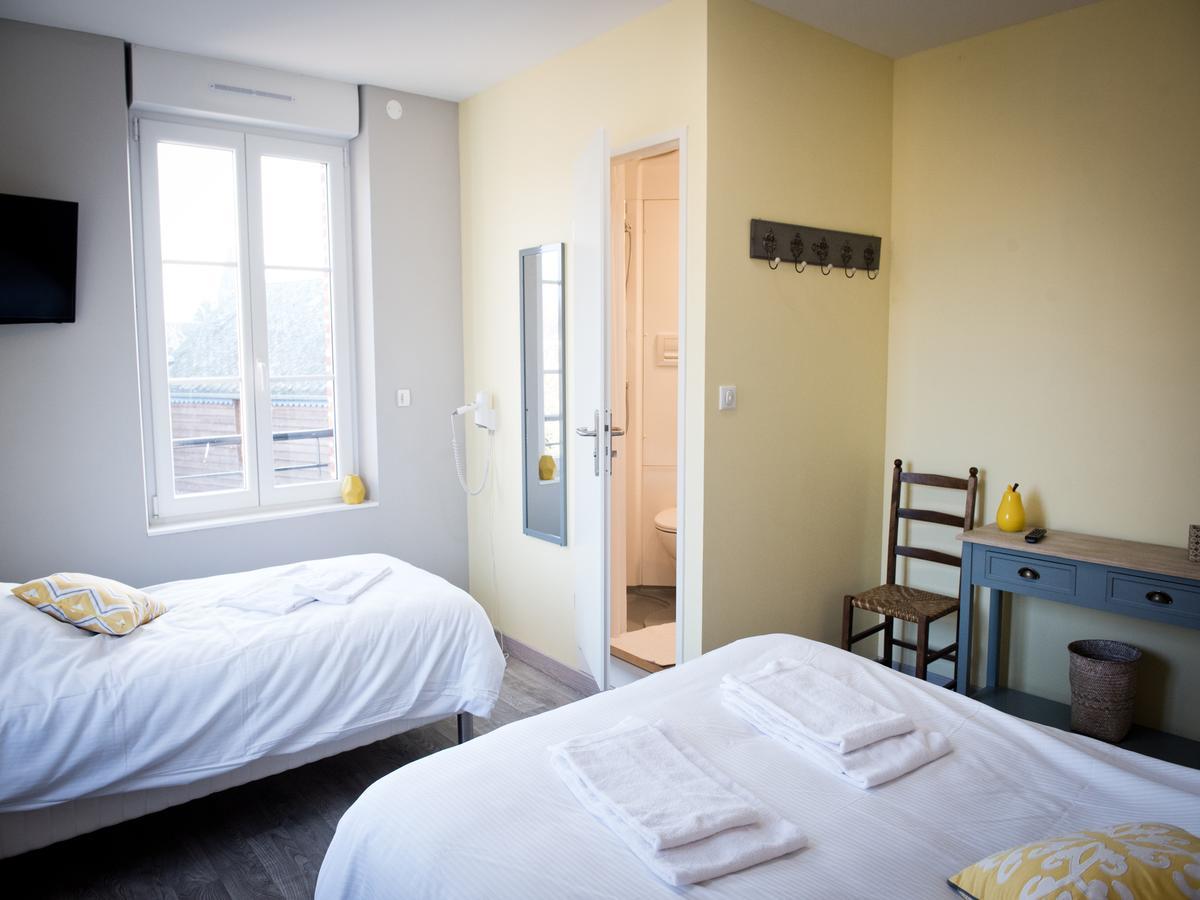 Logis Hotel Restaurant Le Relais Fleuri Vervins Bagian luar foto