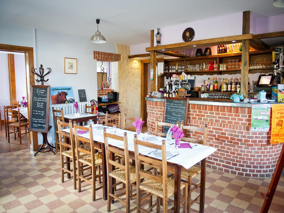 Logis Hotel Restaurant Le Relais Fleuri Vervins Bagian luar foto